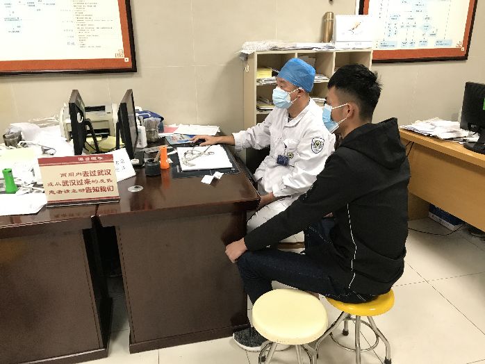 市中医院党员黄泽满（左）接诊发热患者。.jpg