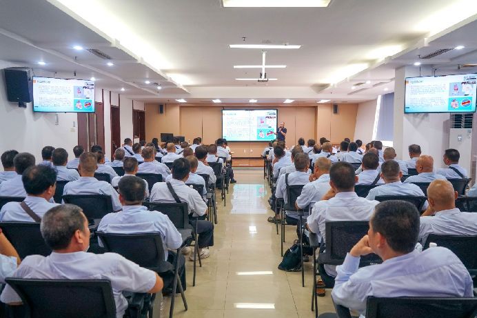 农工党中医院支委会委员韩永继参加“名医进基层 健康南粤行”活动，为公交职工送上中医药健康科普