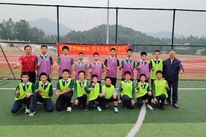 联合三支委会赴五桂山学校开展校园足球公益培训