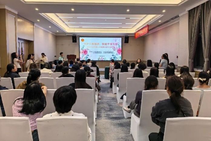 农工党博爱医院支委会党员俞奇到东凤镇开展健康公益讲座与义诊